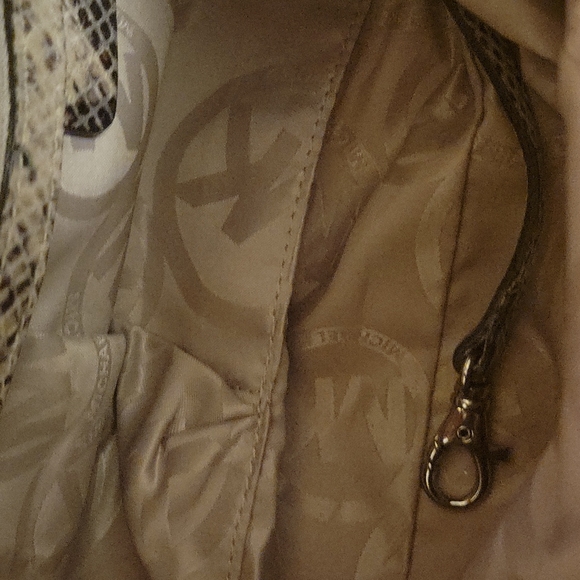 Michael Kors Heidi  Snakeskin Purse 👜 Used once !!! New condition! - Picture 4 of 7